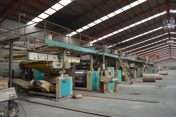 工人在操作机器