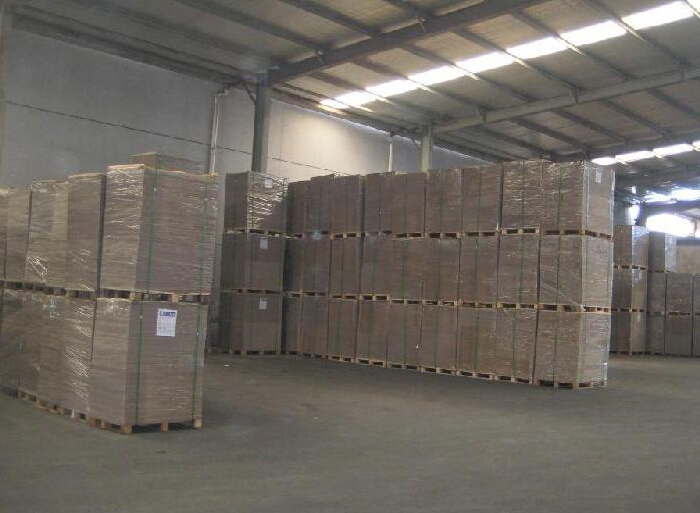 层层堆放的灰纸板