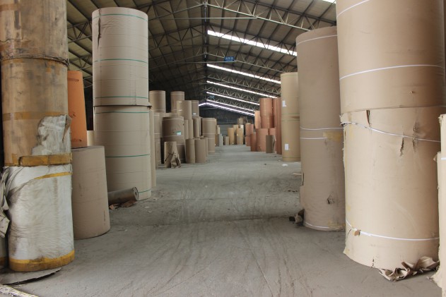 堆放纸板的仓库